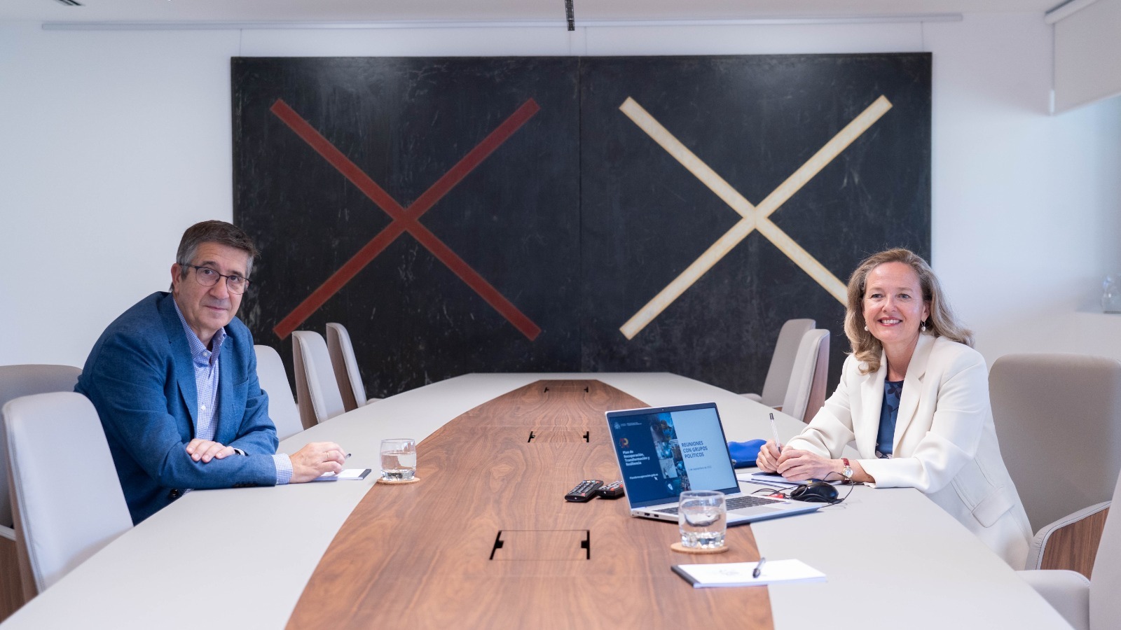 Foto del encuentro de Nadia Calviño con el portavoz del grupo parlamentario del PSOE, Patxi López