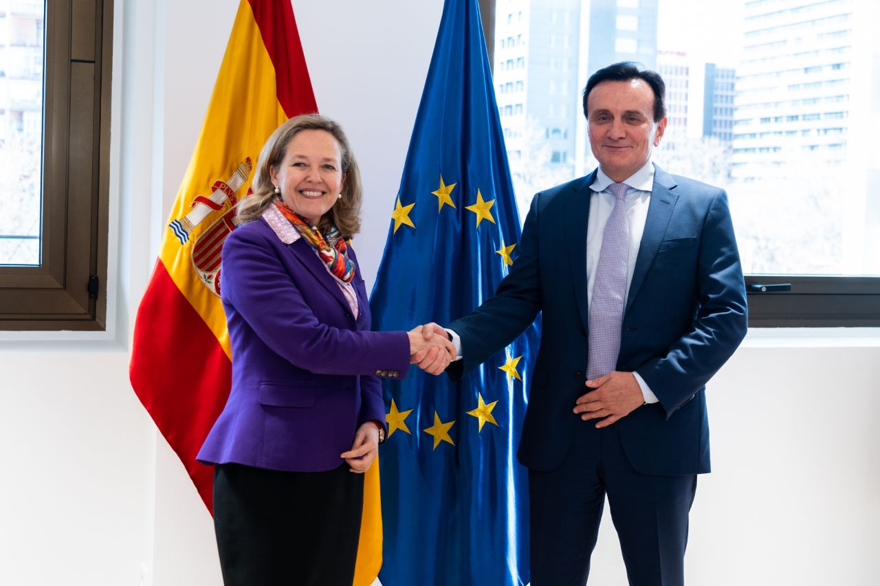 Foto: ​La vicepresidenta primera, Nadia Calviño, ha mantenido una reunión con el presidente mundial de AstraZeneca, Pascal Soriot