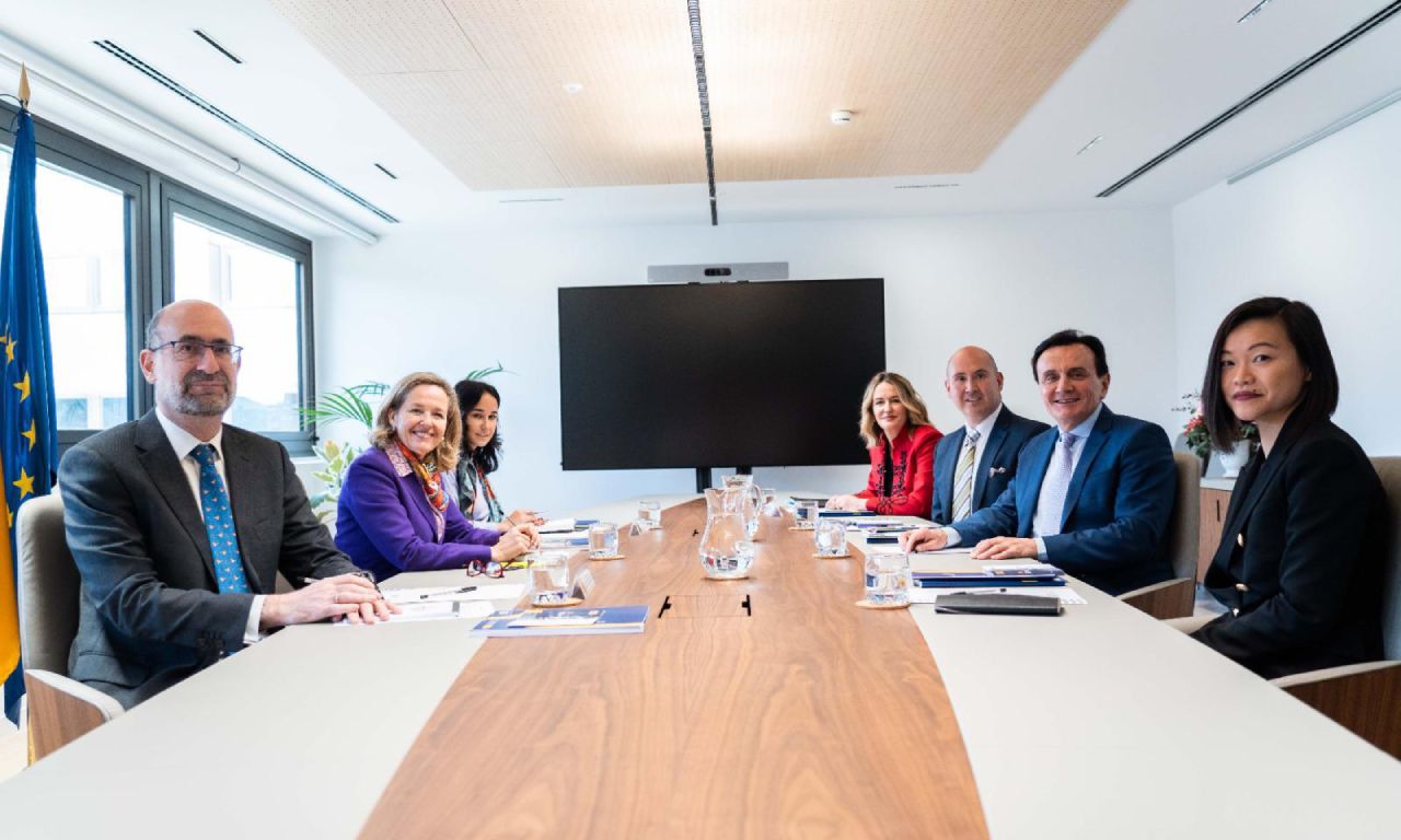 Foto: ​La vicepresidenta primera, Nadia Calviño, ha mantenido una reunión con el presidente mundial de AstraZeneca, Pascal Soriot