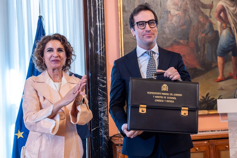 Carlos Cuerpo recibe el maletín oficial de la Vicepresidencia del Gobierno de manos de María Jesús Montero