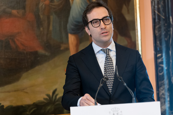 Carlos Cuerpo aparece en un atril, pronunciando un discurso durante la ceremonia de traspaso de la cartera de Vicepresidencia